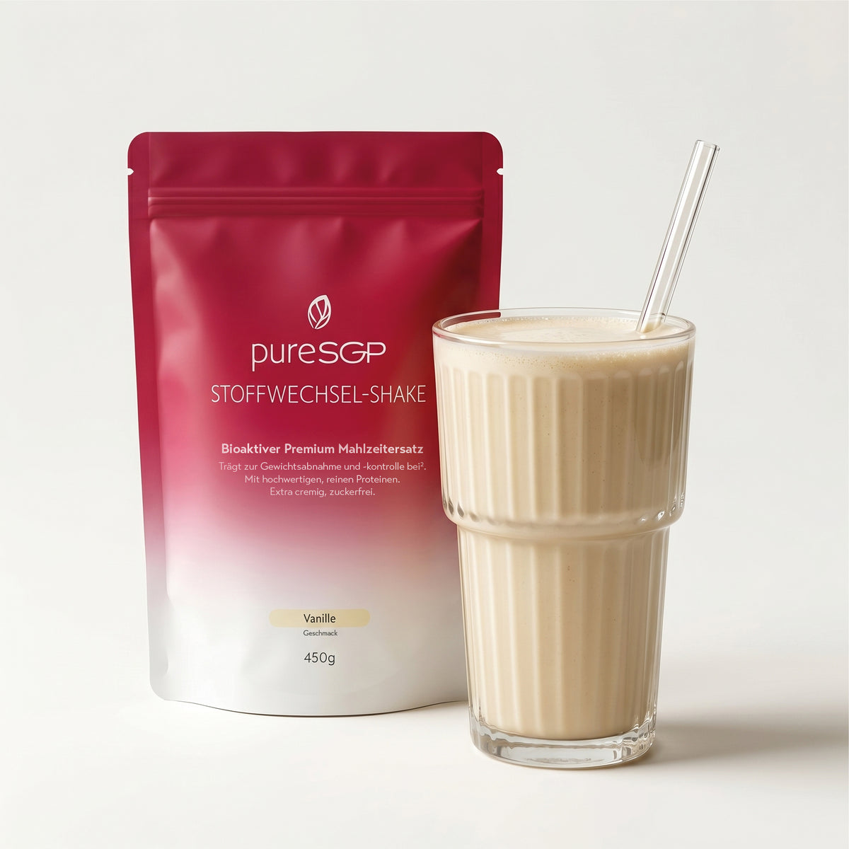 Beutel pureSGP Stoffwechsel-Shake Vanille neben einem Glas cremigem Shake mit Trinkhalm.
