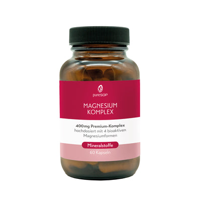 Zusehen ist die braune Glasflasche pureSGP Magnesium Komplex. Das Etikett ist pink und weiß, beschriftet mit 'MAGNESIUM KOMPLEX', '400mg Premium-Komplex hochdosiert mit 4 bioaktiven Magnesiumformen' und 'Mineralstoffe, 60 Kapseln'