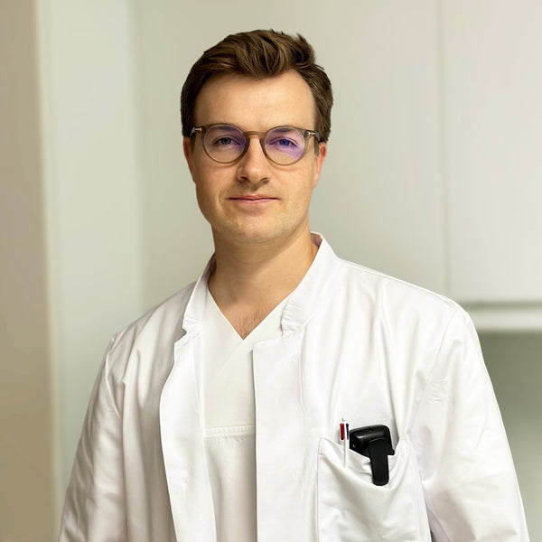 Das Bild zeigt Herrn Dr. rer. nat. Tobias Weigert, Apotheker, der auf die Wichtigkeit von Kollagen für Haut, Haare, Nägel, Knochen, Knorpel und Gelenke hinweist. Er hebt hervor, dass der Körper Kollagen selbst bildet, aber die Produktion mit dem Alter abnimmt, was eine gezielte Zufuhr sinnvoll macht.