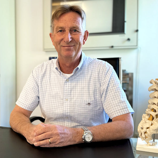 Das Bild zeigt den Gründer von pureSGP, Herrn Dr. Markus Mair, einen Pharmazeuten. Er betont die Leidenschaft des Unternehmens für Forschung und hochwertige Produkte, die nach höchsten pharmazeutischen Standards in Deutschland entwickelt und hergestellt werden. Er hebt die Kombination aus Natur und Wissenschaft hervor.