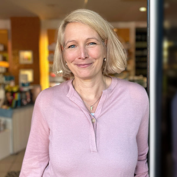 Das Bild zeigt eine Apothekerin, Claudia Schneider, die die zunehmende Bedeutung von ganzheitlicher Gesundheit und Mikronährstoffen in der Apothekenberatung hervorhebt. Sie betont die zentrale Rolle von Kollagen für Haut, Gefäße und Organe.