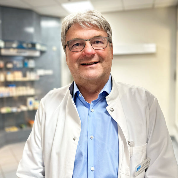 Das Bild zeigt Herrn Stefan Schilcher, Apotheker und Ernährungstherapeut. Er betont die Wichtigkeit von Magnesium für Stoffwechsel, Muskeln, Nerven und Knochen. Er empfiehlt eine ausreichende Zufuhr von Magnesium und hebt hervor, dass pureSGP Magnesium eine 'hoch bioverfügbare Kombination' bietet.