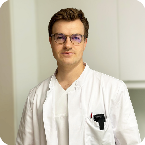 Das Bild zeigt Herrn Dr. rer. nat. Tobias Weigert, Apotheker, der auf die Wichtigkeit von Kollagen für Haut, Haare, Nägel, Knochen, Knorpel und Gelenke hinweist. Er hebt hervor, dass der Körper Kollagen selbst bildet, aber die Produktion mit dem Alter abnimmt, was eine gezielte Zufuhr sinnvoll macht.