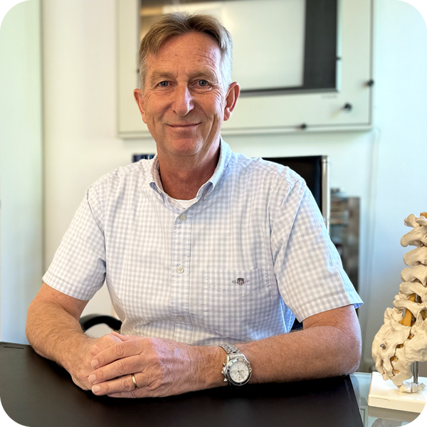 Das Bild zeigt den Gründer von pureSGP, Herrn Dr. Markus Mair, einen Pharmazeuten. Er betont die Leidenschaft des Unternehmens für Forschung und hochwertige Produkte, die nach höchsten pharmazeutischen Standards in Deutschland entwickelt und hergestellt werden. Er hebt die Kombination aus Natur und Wissenschaft hervor.