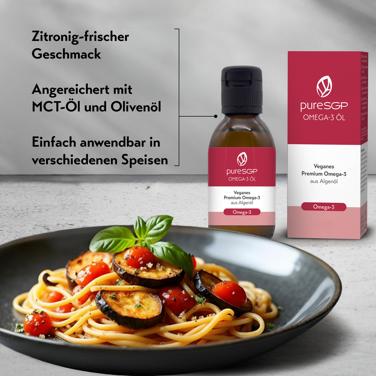 pureSGP Omega-3 Öl neben einem Teller Nudeln, dazu Hinweise auf einfache Anwendung, zitronig-frischen Geschmack sowie MCT-Öl und Olivenöl.